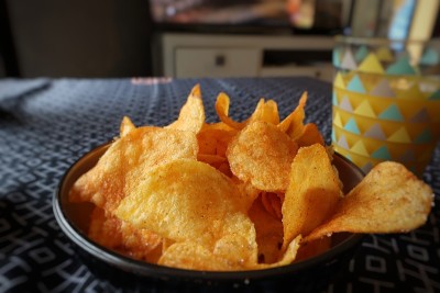 看电视，吃薯片，喝果汁。