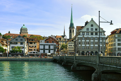 Fraumunster Church和Munsterbrucke在苏黎世Limmat