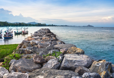 华欣湾的岩石海滩前景