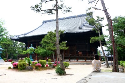 坐在京都寺庙里的女人