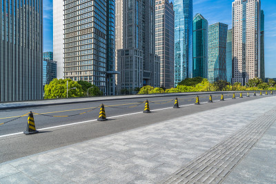 以城市天际线为背景的干净沥青路