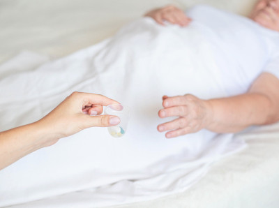 医生给一位老妇人开了一粒治疗眩晕的药丸。女人躺在床上，用药丸治疗疾病的概念，床上休息，复制空间