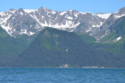 蓝色的海洋和白雪覆盖的山峰