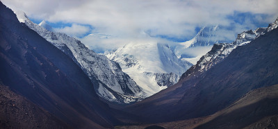 从塔吉克斯坦俯瞰兴都库什山脉。雪峰全景。亚洲之旅，丝绸之路。