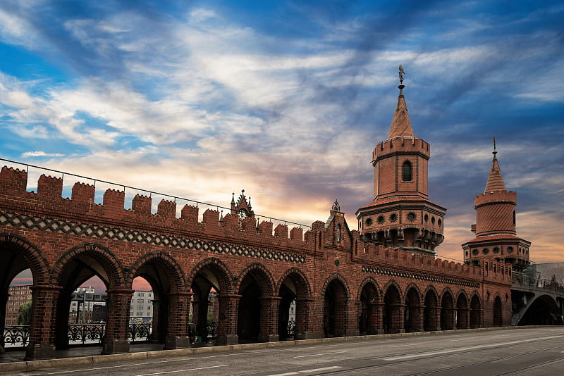 德国柏林的奥伯鲍姆桥(Oberbaumbrücke)。