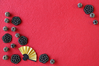 日本的新年形象——红和黑瑞彦