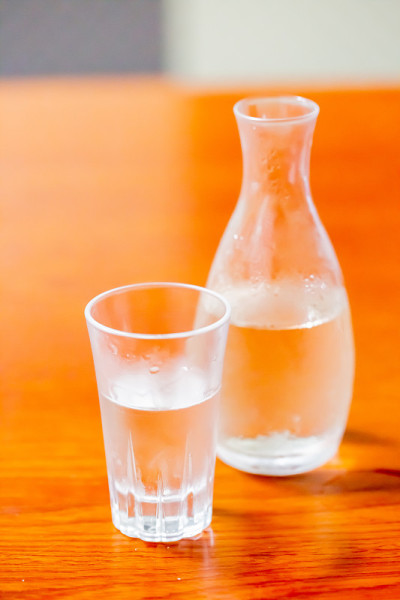 日本清酒用玻璃瓶和杯子饮用