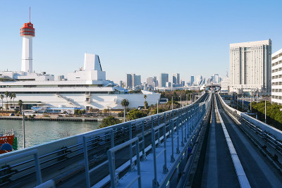 从御台场的单轨空中列车上看到的城市景观，日本东京的人工岛