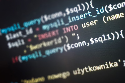 在监视器上的结构化sql代码。SQL代码在黑暗的背景下开发的概念
