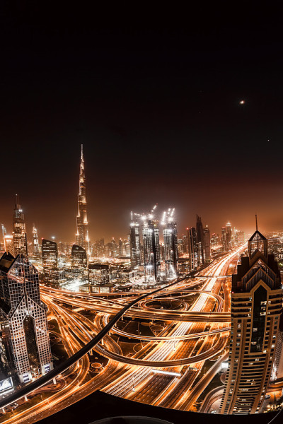 迪拜的城市夜景与现代未来主义建筑，阿拉伯联合酋长国