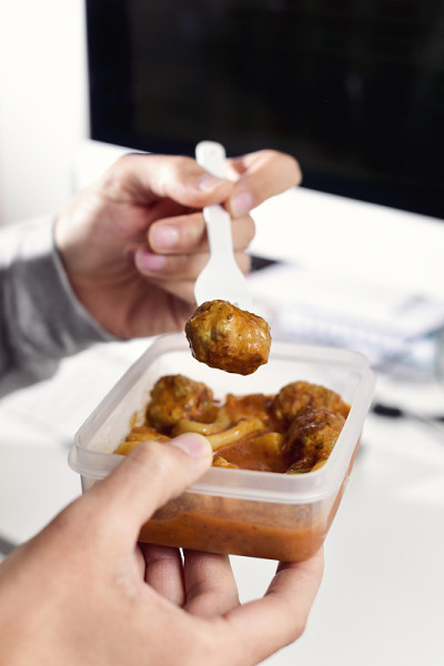 在办公室吃饭的年轻人