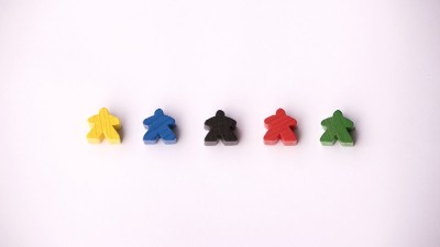 以黄色、蓝色、黑色、红色和绿色为颜色，在白色的a4纸上留有文字或引用的空白处