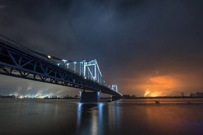 夜景照明的历史铁桥横跨莱茵河在克雷菲尔德乌丁根视图杜伊斯堡