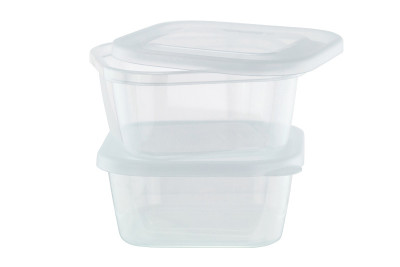 透明塑料食品储存容器隔离在白色