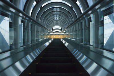日本大阪梅田天空大厦的自动扶梯
