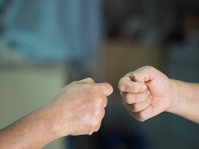 另类握手在新型冠状病毒疫情的情况下握手