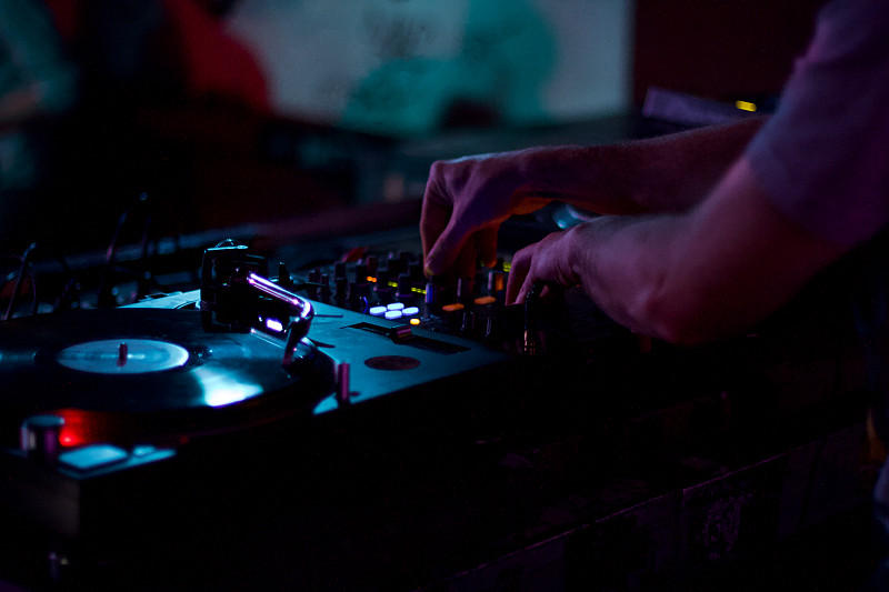 爵士鼓和低音DJ