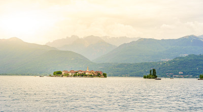 Isola dei Pescatori -马焦雷湖的渔夫岛，以山为背景，博罗米安群岛(Isole B