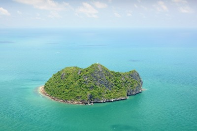 鸟瞰图的微型无人岛在靠近泰国普拉丘普基里汗省海岸线的泰国湾