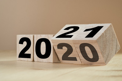 在2020年到2021年的新年中翻转木方。新的一年的改变和开始的概念。