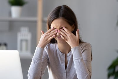 疲惫的少女揉干烦躁的眼睛，感到眼睛疲劳紧张