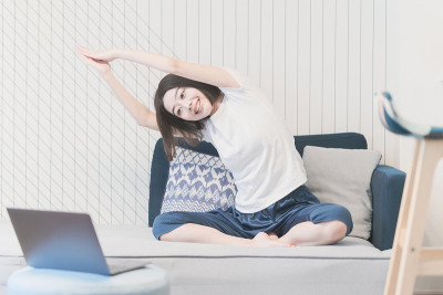 一名女子在网上上瑜伽课