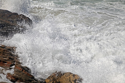 希腊克里特岛波涛汹涌的海面