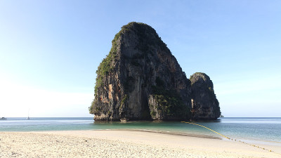 泰国莱雷的Phra Nang海滩上有岩石山峰。