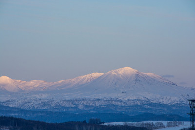 雪山映着夕阳