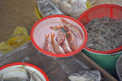 东南亚市场上的咸水鱼和海鲜