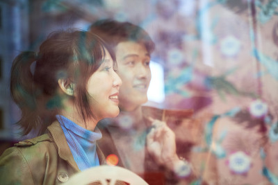 幸福的年轻亚洲夫妇看橱窗