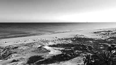海湾海岸海滩上的日落