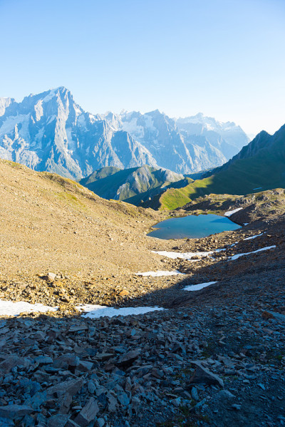 雄伟的勃朗峰和高山峡谷与蓝色的湖