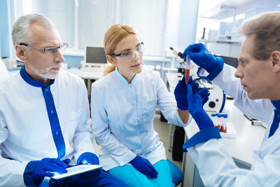 一组科学家正在进行血液研究