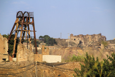 La Union村废弃建筑和矿山机械的残骸