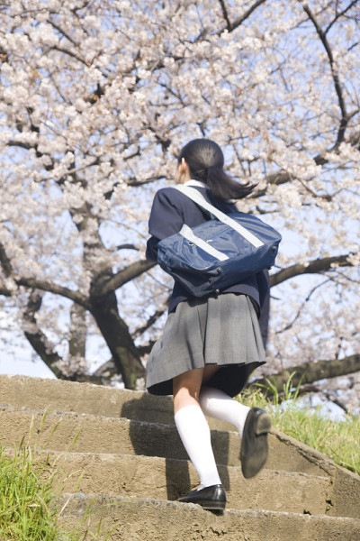 女初中学生爬楼梯的后视图