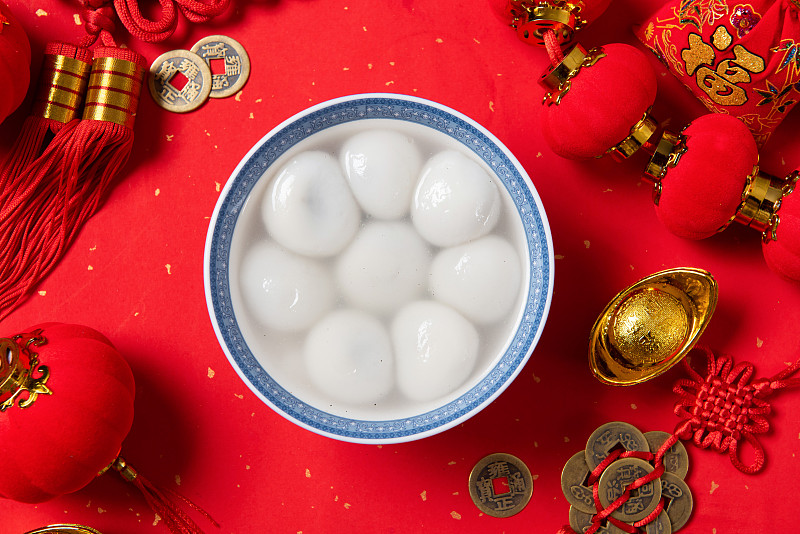 传统食物汤圆在碗里。中国元宵节食物。