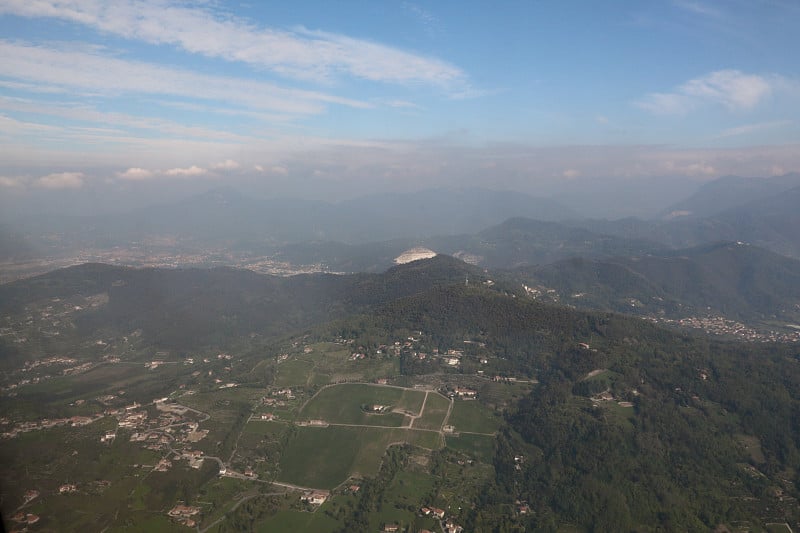 从飞机上看到的波谷(皮亚那拉·帕达那)，有森林、山脉、农田和城市