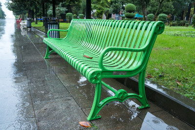 下雨天巴统公园的长椅