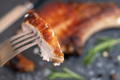 烤猪肉牛排。