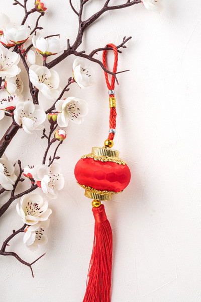 中国农历新年背景设计概念，以白梅花和节日装饰。