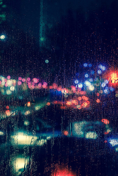 雨点落在窗上，路灯散光