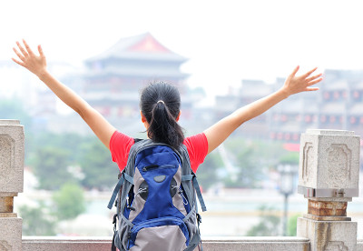 年轻的亚洲女人张开双臂