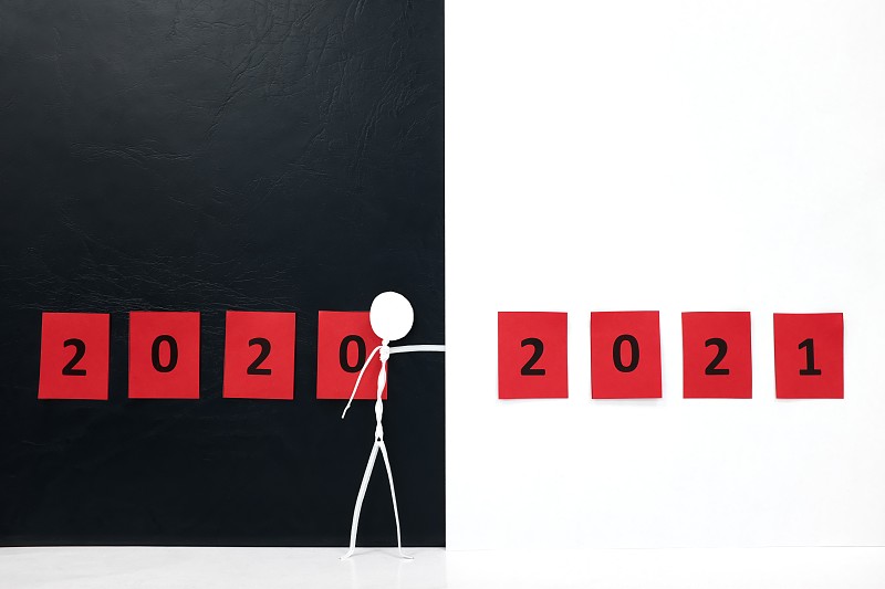 Stick man figure改变或翻转2020年红色海报到2021年在黑色背景与复制空间。新年庆