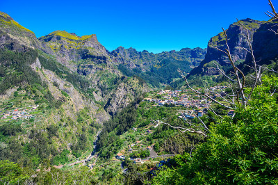 Curral das Freiras村在美丽的山景尼桑山谷，Câmara de Lobos市，葡萄牙