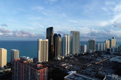 海景日落鸟瞰图。阳光群岛海滩，迈阿密，美国。伟大的景观。假期旅行。热带旅行。