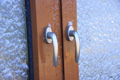 窗户被屋顶上的一个洞从里面覆盖着雪