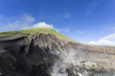 在美那多的火山顶上