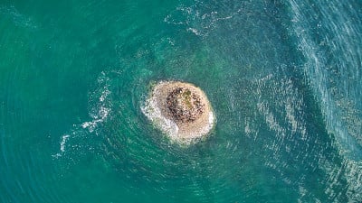 鸟瞰图的微型人造岛屿在海上，贝里克特威德，诺森伯兰郡，英国