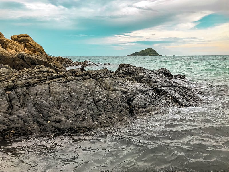 沿海岩石以水晶为主，海岛与大海以蓝天为主，以自然为理念。